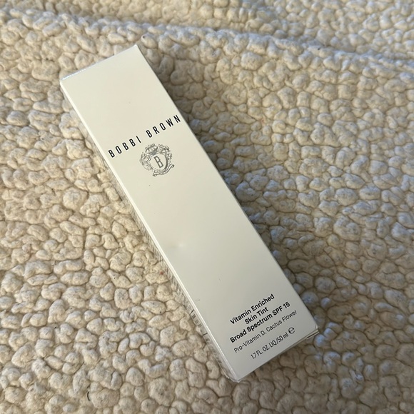 BOBBI BROWN Vitamin Enriched Skin Tint SPF 15 (Fair 3) - Picture 2 of 3